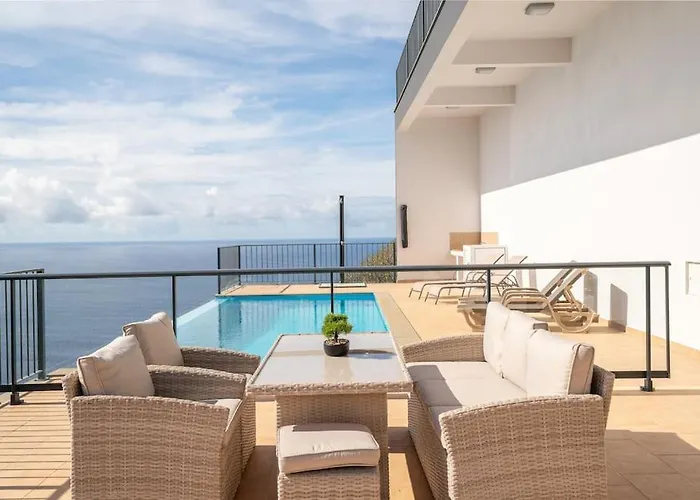 Marina View - Pool & Stunning Ocean View Apartmán *